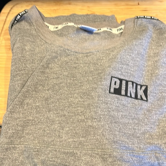 PINK Heather Grey crewneck. Size L - Picture 5 of 5